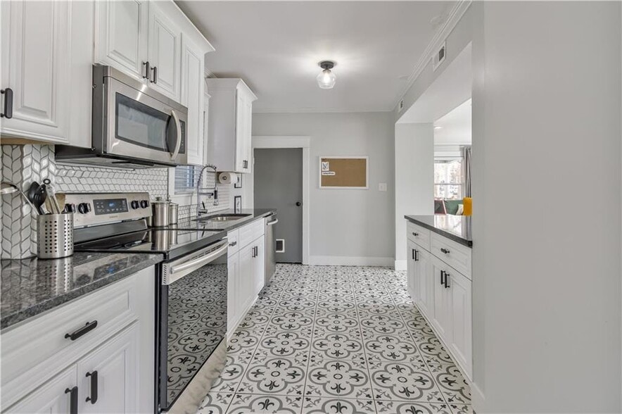interior- 1st floor (kitchen) - 4244 Holmes St