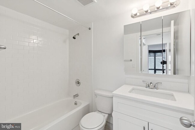 Building Photo - 2020 Walnut St