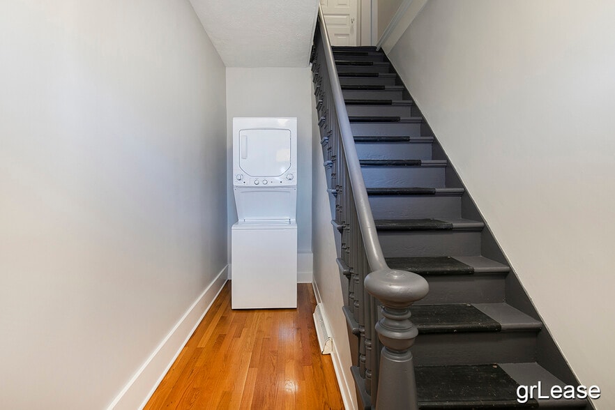 Building Photo - 25 Seward Ave NW