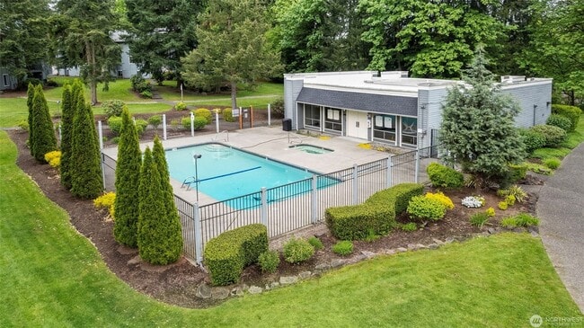 Building Photo - 4641 W Lake Sammamish Pkwy SE