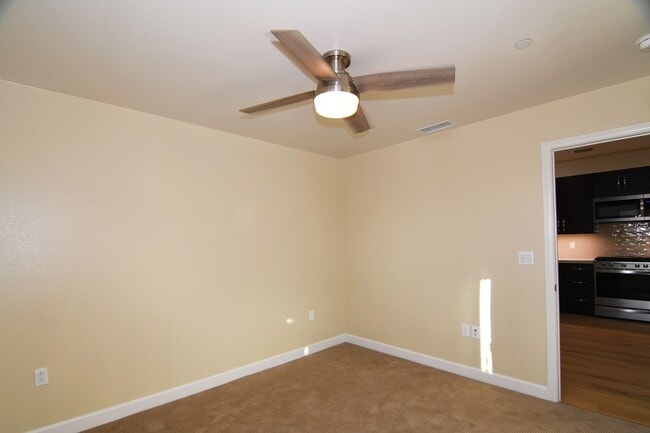 Building Photo - 571 Moss St
