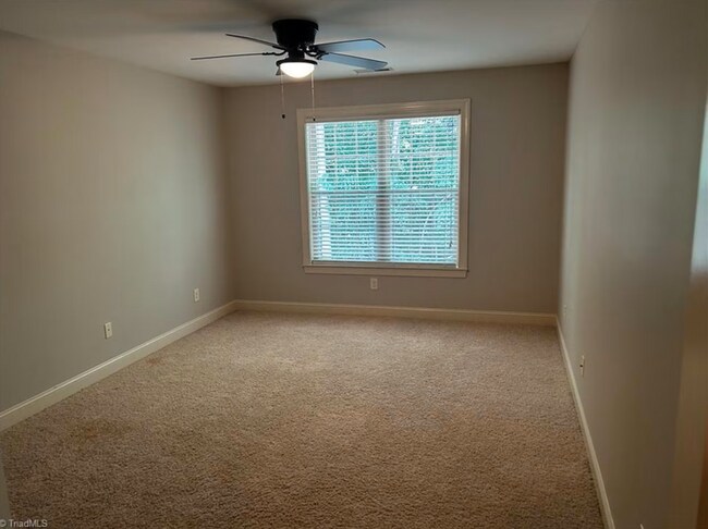 Building Photo - Spacious & Stylish 3 Bedroom, 2 1/2 Bathro...