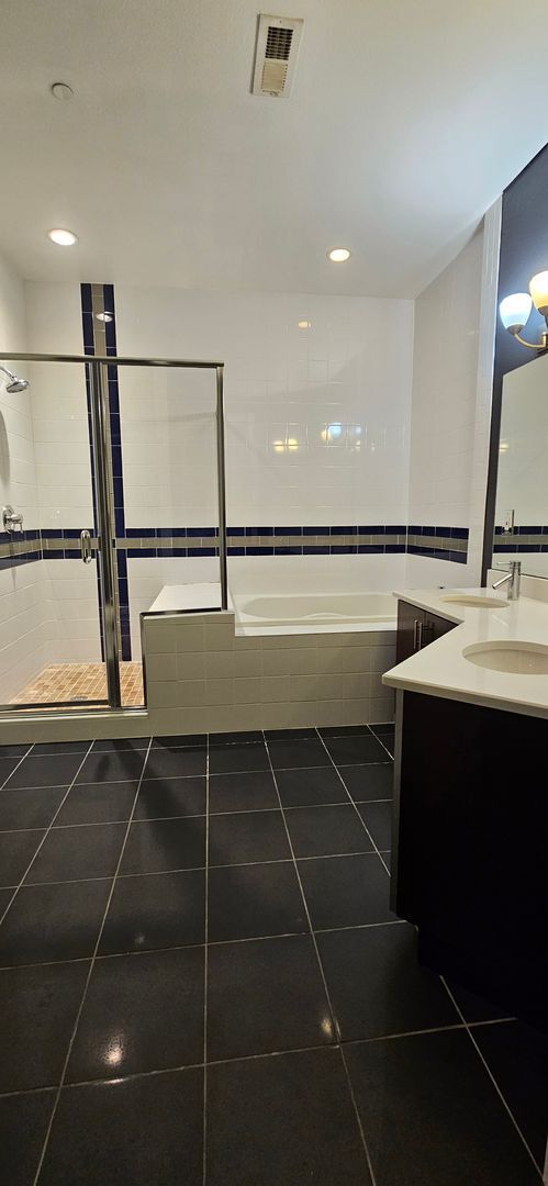 Building Photo - Congress Park High Rise Living! Huge Main Floor 2 Bed 2 Bath