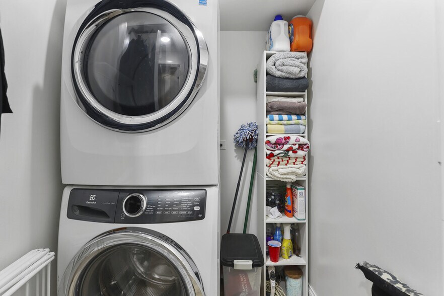 Building Photo - 520 N Ada St