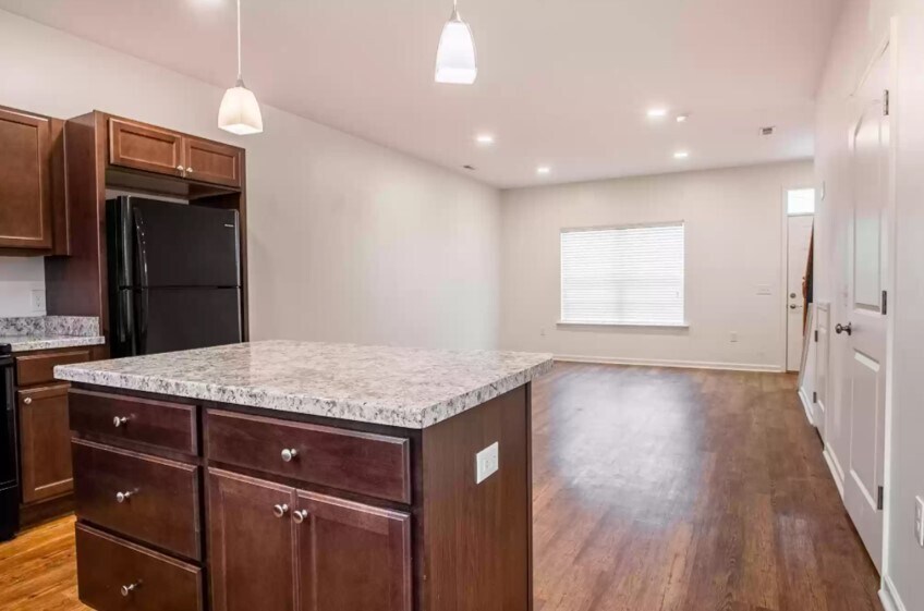 Building Photo - 274 Trunk St NE