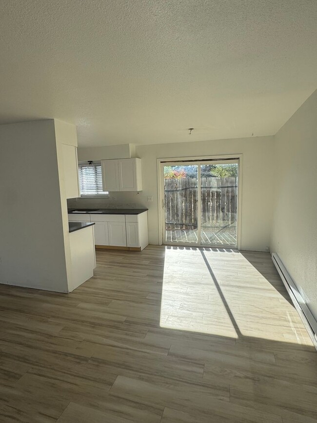 Building Photo - Fully Remodeled 3 Bedroom, 1 Bath duplex w...