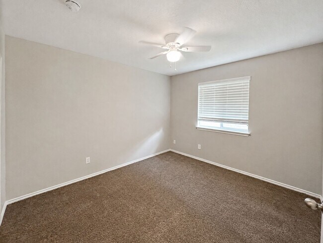 Building Photo - Spacious 4-bedroom, 3-bath home offering approximately 2,840 square feet in the gated Lakeside at...
