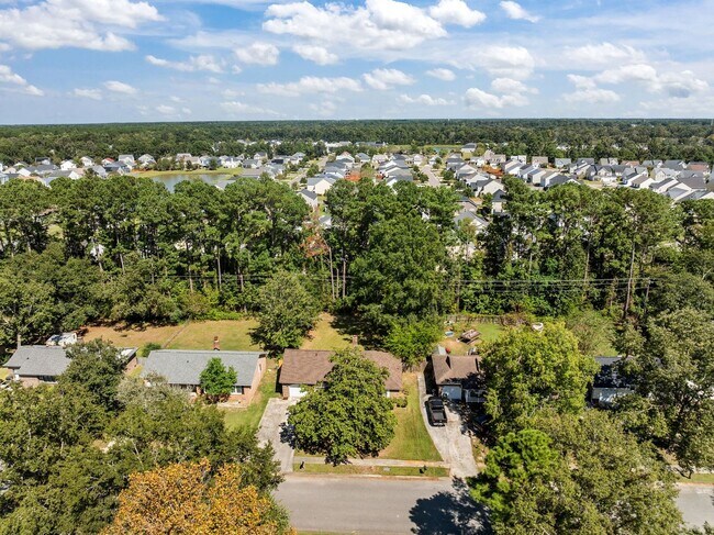 Building Photo - Charming Rental in Central Location