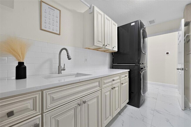 Building Photo - 2260 Pickford Cir