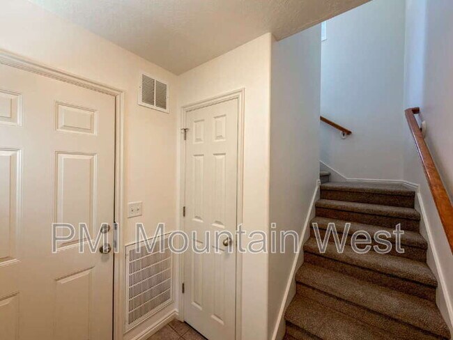 Building Photo - 443 Kent Dr