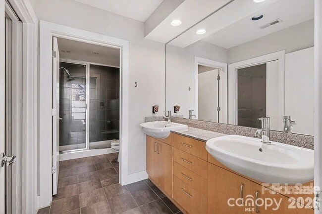 Building Photo - 505 E 6th St