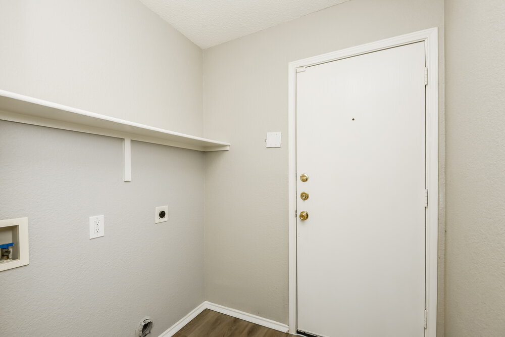 Building Photo - 7948 Meadow View Tr