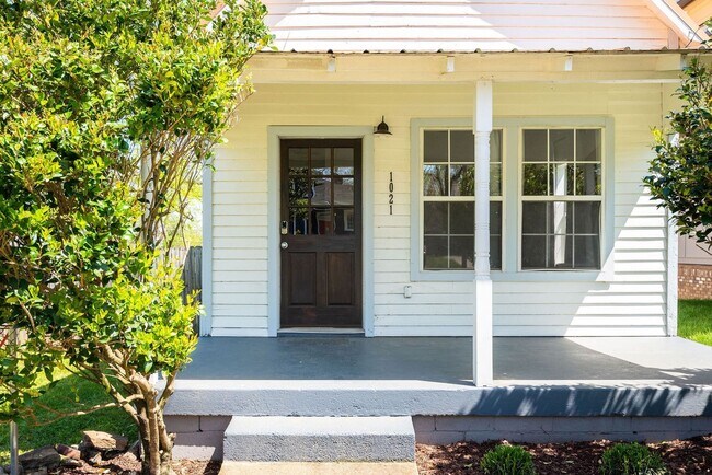 Building Photo - Located in the heart of Cleveland Park, this charming home has it all!