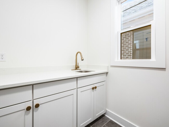 Building Photo - 1163 Perry St