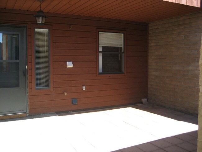 Entry Courtyard - 1084 E Navajo St