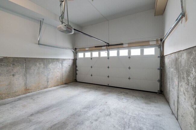 Building Photo - Five Bed Manayunk Apartment