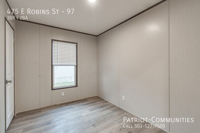 Building Photo - 475 E Robins St