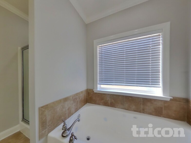 Building Photo - 1527 Dewsbury Dr