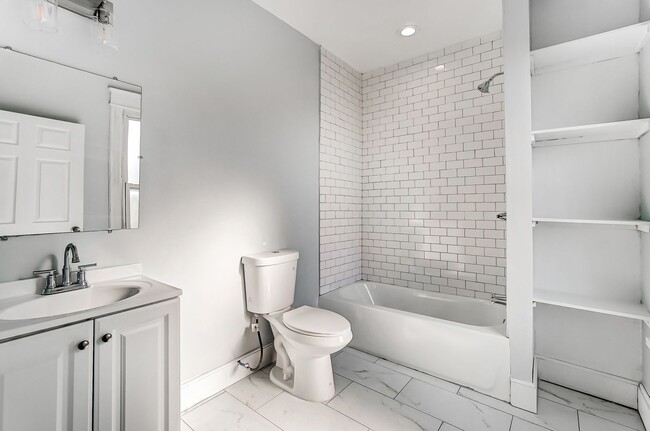 Building Photo - Three Bedroom Home in Hamilton!