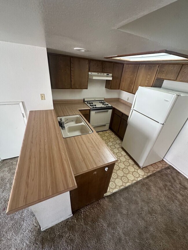 Building Photo - CUTE 2ND FLOOR  1 BEDROOM CONDO W/ LOFT