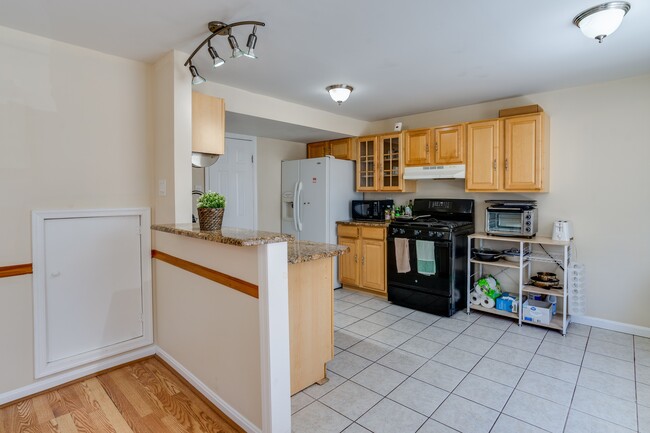 Building Photo - 7913 Central Park Cir