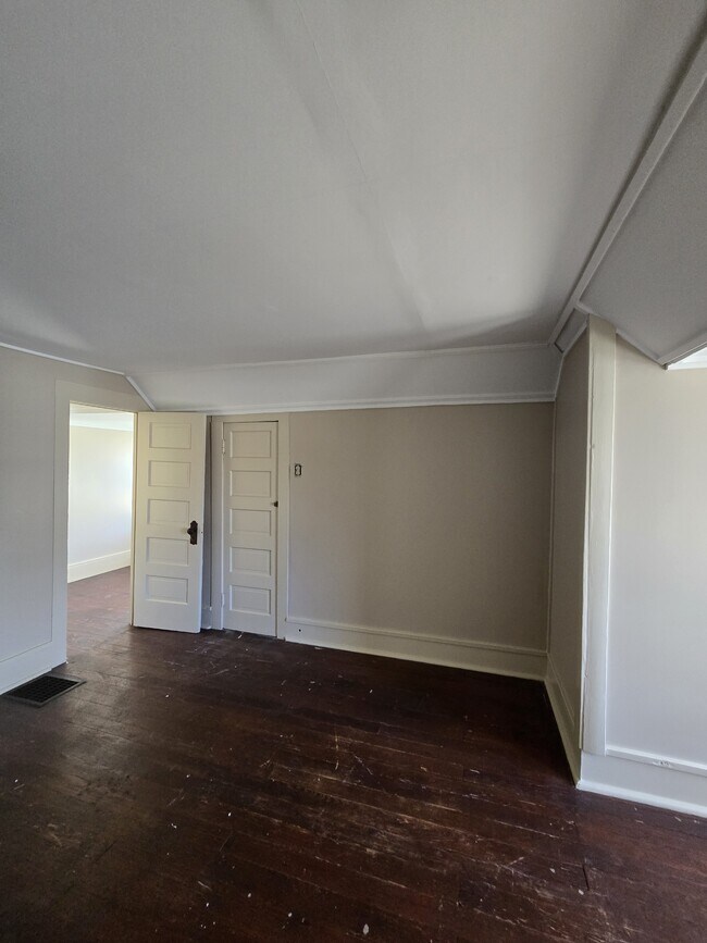 Building Photo - 517 S Vine St