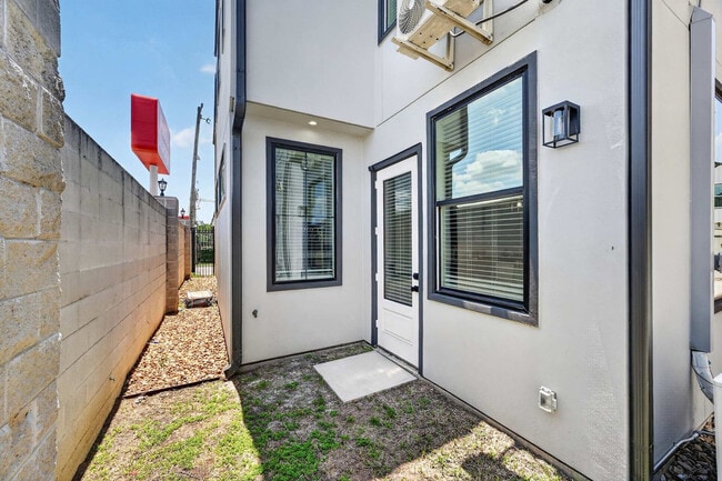 Building Photo - 2926 El Fenice Ln