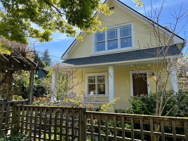 Building Photo - Gorgeous, Executive Living in Beautiful Ma...