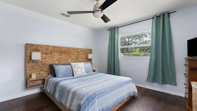 Building Photo - Discover the Allure of this Charming, Downtown 3 bedroom/2 Bath!