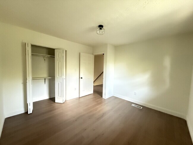 Building Photo - This fully updated 2-bedroom, 1.5-bath uni...