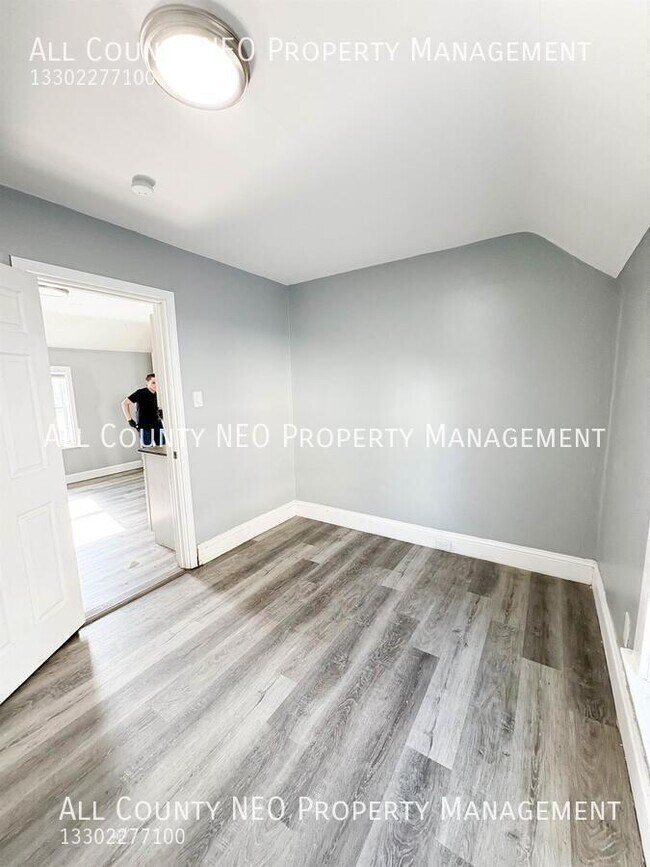 Building Photo - 3320 W 56th St