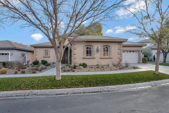 Building Photo - Queensridge Beauty - 5 bedroom on a 1/4+ acre lot