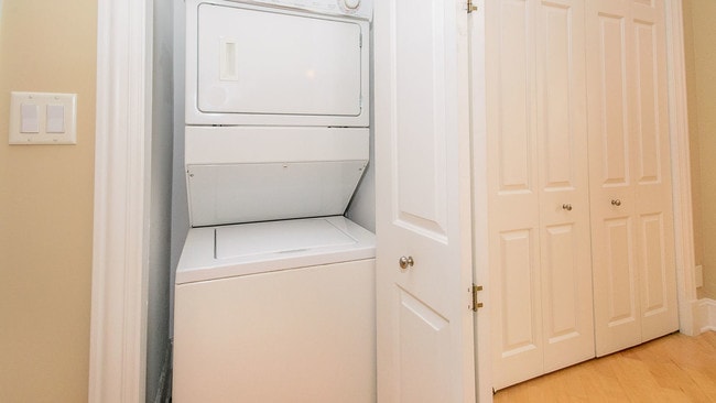 Building Photo - 1910 W Armitage Ave