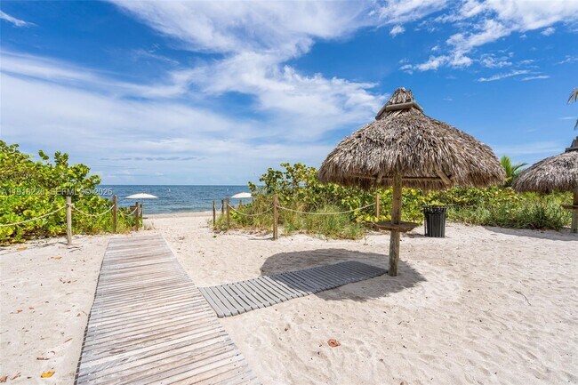 Building Photo - 1121 Crandon Blvd