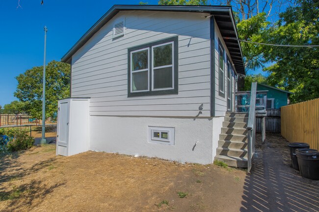 Primary Photo - 2215 N Elmendorf St