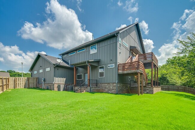 Building Photo - "Classy 3-Bed Oasis with Granite Touches &...