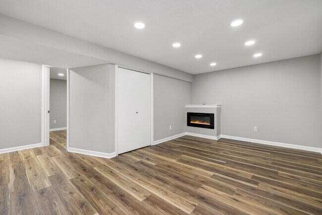 Building Photo - 5348 N Lydell Ave