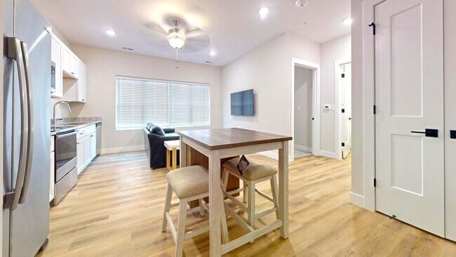 Interior Photo - 305 W Washington