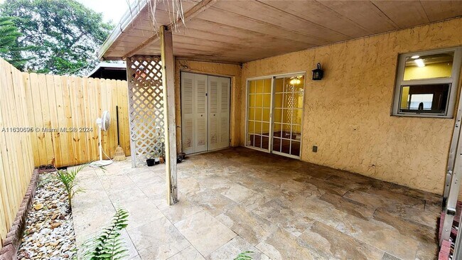 Building Photo - 6516 SW 41st Ct