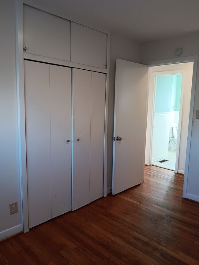 Building Photo - 3 BR Belmont Home with Fenced in Yard!