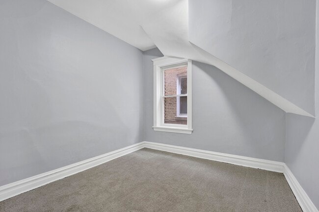 Building Photo - 5015 W Montrose Ave