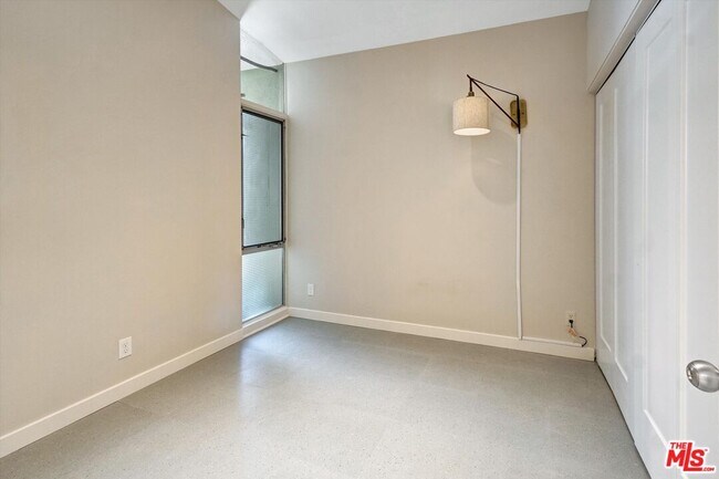 Building Photo - 2755 Carmar Dr