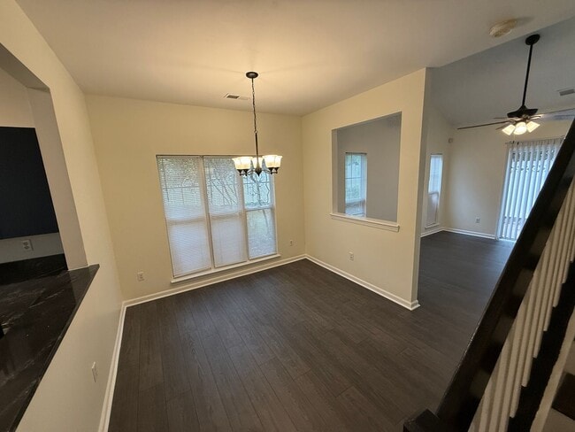 Building Photo - Beautiful End-unit townhome in university with Primary bedroom on 1st floor