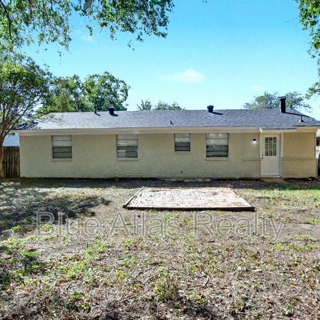 Building Photo - 1613 Continental Dr