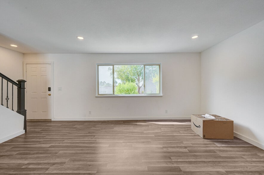 Building Photo - 571 Greenbriar Townhouse Way