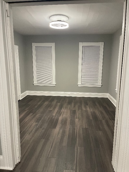 Building Photo - 595 William St