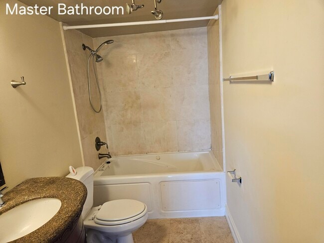 Building Photo - 4164 Inverrary Dr