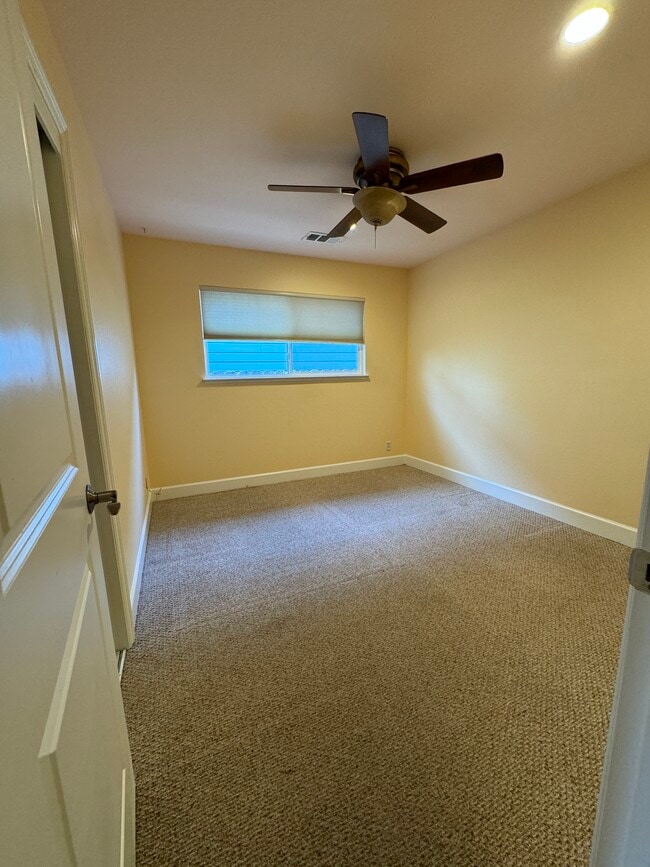 Building Photo - 6003 Prospect Rd