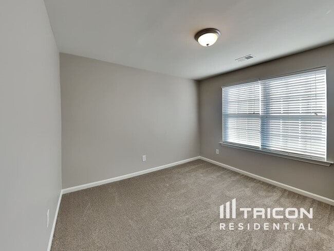 Building Photo - 216 Whispering Oak Ln