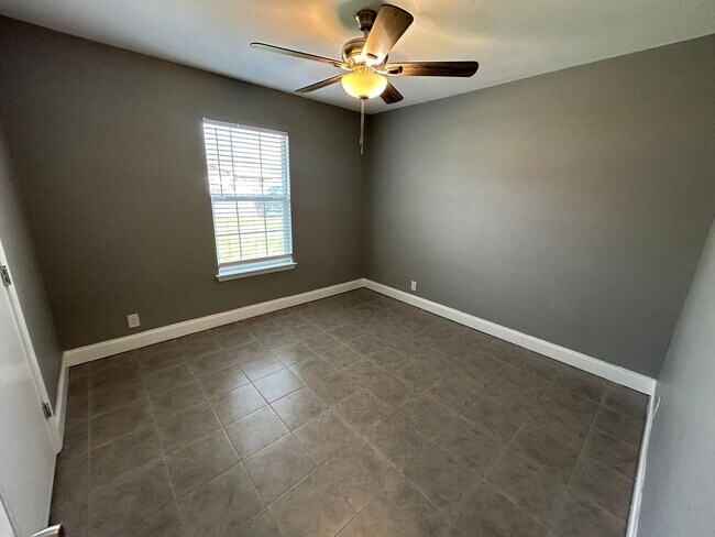 Building Photo - *COMING SOON* Open-Concept 3BD/2BA with Cozy Fireplace & Modern Stainless Kitchen!